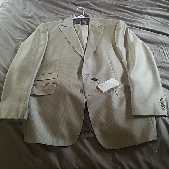 Men's Suit - Picture 1 of 3